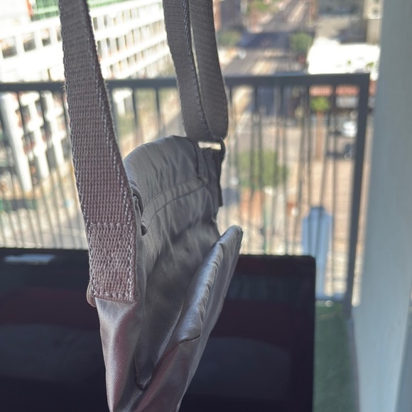 Kipling grey & silver Metallic Messenger Bag Durable, Functional and CUTE! - Picture 2 of 13